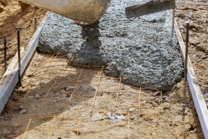 Betonmischer gießt Beton während des Bürgersteigs
